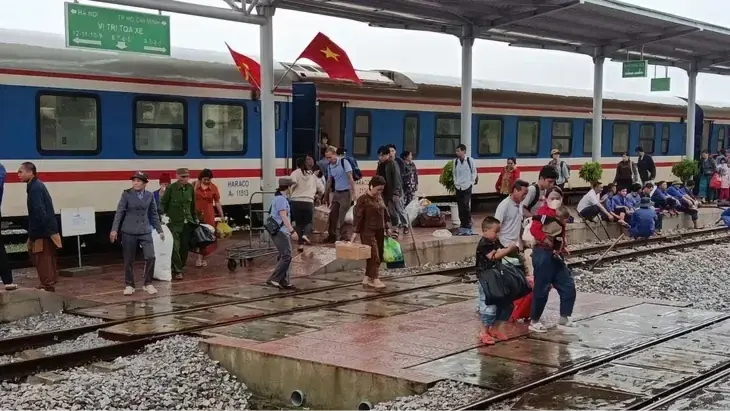 Đường sắt chuyển tải khẩn cấp gần 4.600 khách do mưa lũ